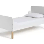 Junior voodi 140x70 valgest MDF-ist ja naturaalsest saarepuust jalgadega