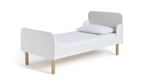 Junior voodi 140x70 valgest MDF-ist ja naturaalsest saarepuust jalgadega